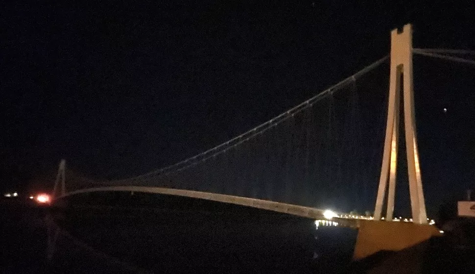 Osijek, 25. 03. 2023, pjesacki most, sat za planet Zemlju, gasenje dekorativne rasvjete, rasvjeta ugasena na jedan satSNIMIO BRUNO JOBST