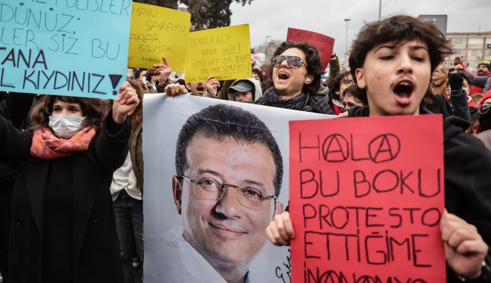 epa11976197 Student protesters hold pictures of Ekrem Imamoglu as they march to the Istanbul Municipality headquarters following the Istanbul Municipality's arrest of Imamoglu in Istanbul, Turkey, 20 March 2025. Turkish authorities detained Istanbul mayor Ekrem Imamoglu, of the oppositional Republican People's Party (CHP), along with 100 others on 19 March as part of an investigation into alleged corruption and terror links, according to a statement by the Istanbul chief public prosecutor. EPA/ERDEM SAHIN