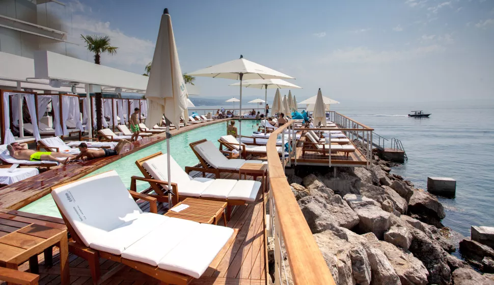 20.07.2015., Opatija - Novootvorena plaza Lido Bevanda beach resort primila je prve goste koji uz more i lezaljke mogu uzivati i u bogatoj ugostiteljskoj ponudi hrane i pica. rPhoto: Nel Pavletic/PIXSELL