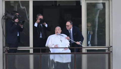 epa11982814 Pope Francis (C) greets and blesses the faithful from the balcony of the Gemelli hospital where has been hospitalized, in Rome, Italy, 23 March 2025. Pope Francis will be discharged on 23 March with a prescription for at least two months of convalescence after spending more than five weeks in the hospital for bilateral pneumonia. EPA/ALESSANDRO DI MEO