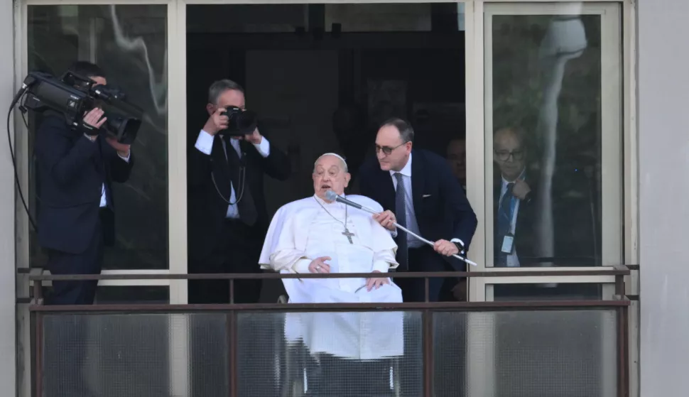 epa11982814 Pope Francis (C) greets and blesses the faithful from the balcony of the Gemelli hospital where has been hospitalized, in Rome, Italy, 23 March 2025. Pope Francis will be discharged on 23 March with a prescription for at least two months of convalescence after spending more than five weeks in the hospital for bilateral pneumonia. EPA/ALESSANDRO DI MEO