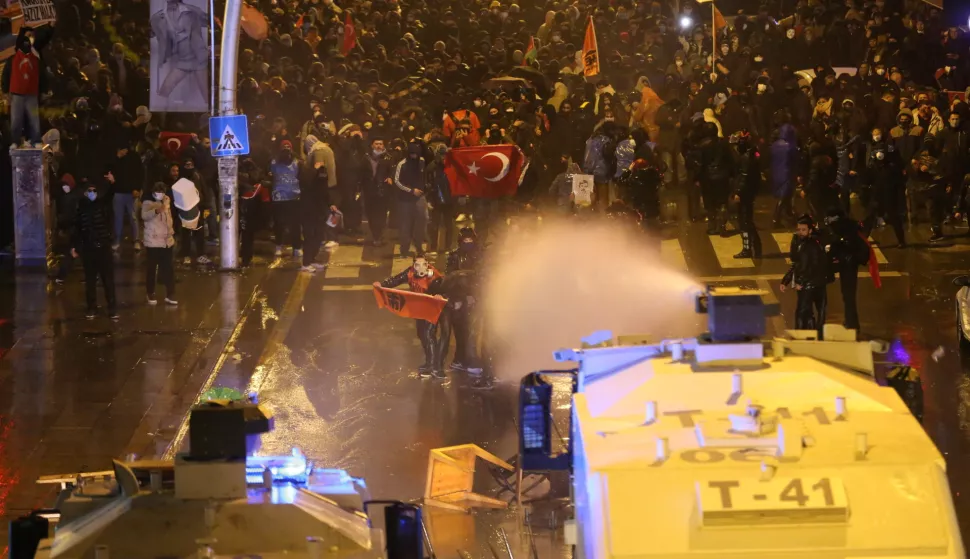 epa11982152 Turkish riot police police use water cannons to disperse protesters during a protest against the arrest of Istanbul Mayor Ekrem Imamoglu in Ankara, Turkey, 22 March 2025. EPA/NECATI SAVAS