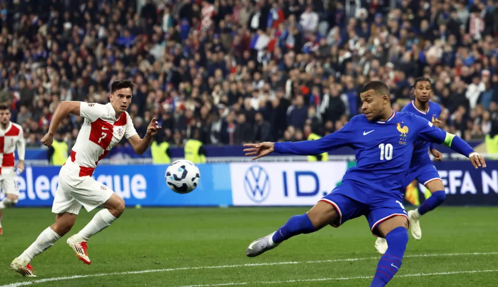 epa11984410 Croatia's Nikola Moro (L) in action against France's Kylian Mbappe (R) during the UEFA Nations League quarterfinal, 2nd leg match between France and Croatia at the Stade de France stadium in Saint Denis, France, 23 March 2025. EPA/MOHAMMED BADRA