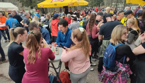 VELIKA - Tradicionalna manifestacija Papučki jaglaci, u organizaciji Hrvatskog planinarskog društva "Sokolovac" Požega, ove je godine, na svom 43. izdanju, premašila sva očekivanja, okupivši planinare iz čak 75 različitih društava, privlačeći više od dvije tisuće ljubitelja prirode iz Hrvatske, Slovenije, Srbije, Mađarske i Bosne i Hercegovine.