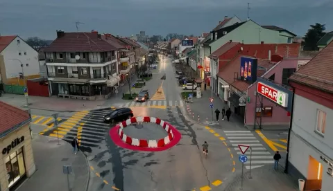 ĐAKOVO – Od prošlog vikenda na križanju Ulice bana Jelačića i Starčevićeve psotavljen je privremeni kružni tok radi prometnog rasterećenja i omogućavanja ravnopravnog uključivanja u prometni tok svim sudionicima u prometu iz svih smjerova. Prrivremeni kružni tok je u montažno-demontažnoj izvedbi, a prethodno su skinute stare te markirane nove oznake. Oblik kružnog toka je nepravilna elipsa, koja ima funkciju sprječavanja pravocrtnog prolaska kroz kružni tok u svim smjerovima (u svim provozima). S.Ž.OŽUJAK 2025.USTUPLJENA FOTOGRAFIJA/DANIJEL KOS
