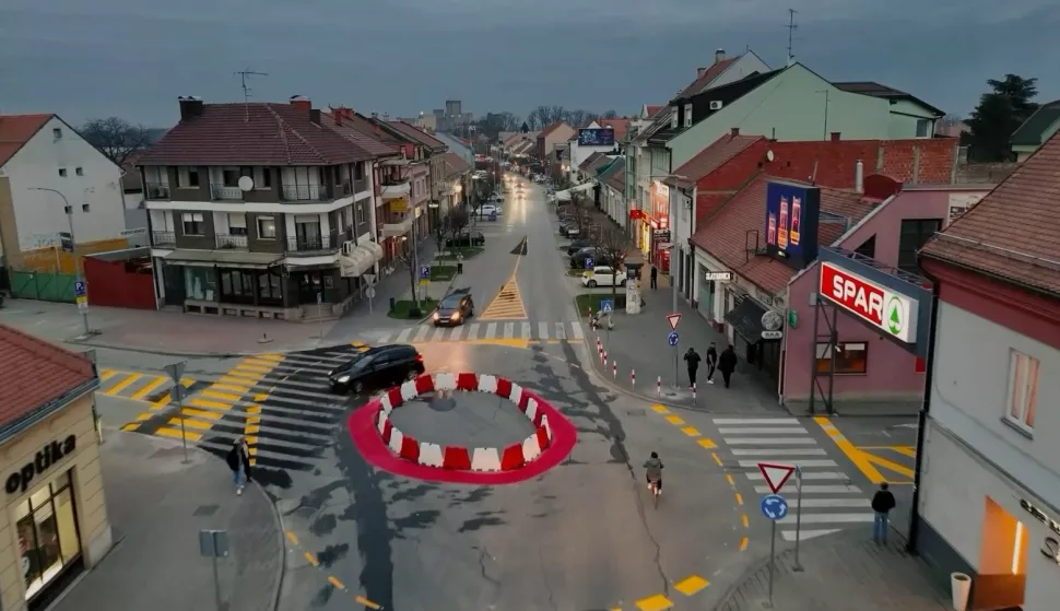 ĐAKOVO – Od prošlog vikenda na križanju Ulice bana Jelačića i Starčevićeve psotavljen je privremeni kružni tok radi prometnog rasterećenja i omogućavanja ravnopravnog uključivanja u prometni tok svim sudionicima u prometu iz svih smjerova. Prrivremeni kružni tok je u montažno-demontažnoj izvedbi, a prethodno su skinute stare te markirane nove oznake. Oblik kružnog toka je nepravilna elipsa, koja ima funkciju sprječavanja pravocrtnog prolaska kroz kružni tok u svim smjerovima (u svim provozima). S.Ž.OŽUJAK 2025.USTUPLJENA FOTOGRAFIJA/DANIJEL KOS