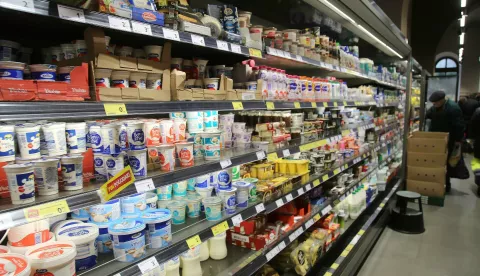 Rijeka, 14.2.2025.- ?etvrtom bojkotu trgovina u organizaciji platforme Halo inspektore ovog petka pridru?ili su se i u?enici rije?kih srednjih ?kola bojkotom pekarnica i svih pekarskih proizvoda na svim prodajnim mjestima. foto HINA/ Miljenko KLEPAC/ mk