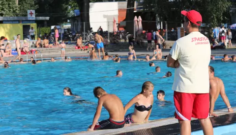 OSIJEK, 20. 07. 2015, KUPALIŠTE COPACABANA. DRAVA, BAZENI, LJETO, VRUĆINA, KUPAČI, SPASILAČKA SLUŽBA. SLOBODNJAK...snimio GOJKO MITIĆ
