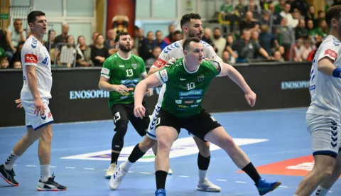 Hrvatski reprezentativac Zvonimir Srna čuvao je Jana Klimkowa poljskog pivota u redovima NEXE-a