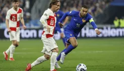 epa11984707 Croatia's Luka Modric (C-L) in action against France's Kylian Mbappe during a UEFA Nations League quarterfinal second leg match at Stade de France stadium in Saint-Denis, France, 23 March 2025. EPA/MOHAMMED BADRA
