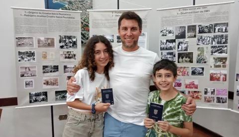 Sao Paulo. 24.03.2025. - Predstavnici hrvatskog veleposlanstva u Brazilu dodijelili su u nedjelju 60 hrvatskih putovnica osobama porijeklom iz Hrvatske, ?ime je broj novih dr?avljana Hrvatske u toj ju?noameri?koj zemlji porastao na 120 u posljednjih mjesec dana. foto HINA/ Miho DOBRA?IN/ tm