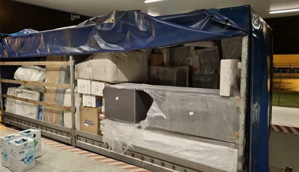 na graničnom prijelazu Tovarnik spriječen pokušaj krijumčarenja 30 boca plina "REFRIGERANT 134A", bruto težine 408 kilograma.