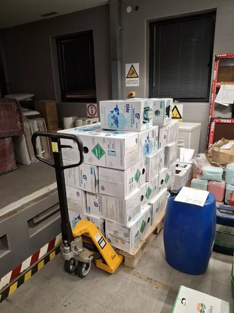 na graničnom prijelazu Tovarnik spriječen pokušaj krijumčarenja 30 boca plina "REFRIGERANT 134A", bruto težine 408 kilograma.