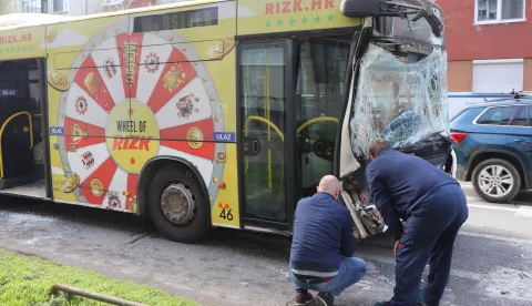 Osijek, 24. 03. 2025, Vukovarska ulica kod križanja s Ulicom Dobriše Cesarića, prometna, sudar dva autobusa GPP-a, ima i ozljeđenikh putnika, policija, uviđaj.snimio GOJKO MITIĆ