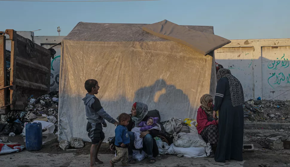 epa11983825 Displaced Palkestinians following an Israeli air strike in Gaza City, 23 March 2025. Israeli forces resumed airstrikes on Gaza on 18 March, ending a ceasefire that had been in place since 19 January. EPA/MOHAMMED SABER