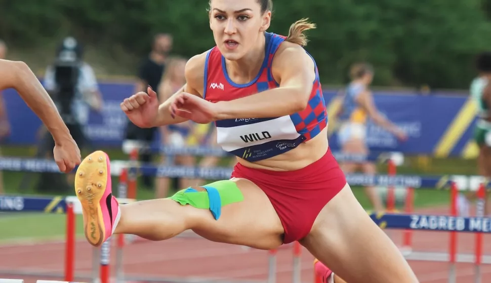 NEĆE BITI SAMO GLEDATELJISvjetske juniorske senzacije nastupaju i na Boris Hanžeković memorijalu!Svjetski juniorski prvaci Jana Koščak i Roko Farkaš skakat će u dalj na Trgu bana Jelačića u petak 6. rujna Naše mlade atletičarke i atletičari ostvarili su na Svjetskom juniorskom prvenstvu u Limi najveći uspjeh hrvatske atletike u tom uzrastu u posljednja dva desetljeća.Jana Koščak osvojila je zlato u sedmoboju, a Roko Farkaš u skoku u dalj, dok je Mia Wild bila srebrna na 100 metara prepone. Sve tri naše juniorske senzacije imat će prigodu na 74. Boris Hanžeković memorijalu ogledati se sa svjetskom atletskom elitom pred domaćom publikom, što će trodnevnom atletskom spektaklu u Zagrebu dati dodatnu čar i vrijednost. Jana Koščak i Roko Farkaš nastupit će već u petak 6. rujna na Zagreb City Challengeu na Trgu bana Jelačića, gdje će oboje skakati u dalj. Najboljoj mladoj svjetskoj sedmobojki dalj je uz skok u vis i 100 metara prepone najjača disciplina (6.34), a na središnjem zagrebačkom trgu će skakati protiv Jasmine Moore, osvajačice brončane medalje na Olimpijskim igrama u Parizu u skoku u dalj i troskoku te olimpijske doprvakinje u troskoku Shanieke Ricketts. Istovremeno će na skakalištu biti i Roko Farkaš, koji je u Limi s 8.15 oborio hrvatski juniorski rekord star 38 godina te popravio osobni rekord za čak 43 centimetra, s čime je došao na treće mjesto svih vremena u Hrvatskoj. Njega će na skakalištu dočekati finalist Olimpijskih igara u Parizu i novi hrvatski rekorder u skoku u dalj Filip Pravdica te još četvorica koji skaču dalje od 8.15 metara. No, Roko je prije svega desetobojac i neće se zadovoljiti samo jednim nastupom na trodnevnom mitingu. U nedjelju 8. rujna će na stadionu Mladosti trčati 200 metara, disciplinu u kojoj je apsolutni rekorder Hrvatske nakon što je u senzacionalnoj utrci na Europskom prvenstvu u Rimu s 20.70 oborio 43 godine star hrvatski rekord Željka Knapića. Na Mladosti će trčati protiv trojice koji imaju osobne rekorde brže od 20 sekundi, a među njima je i šesti najbrži 200-metraš svih vremena (19.49), aktualni svjetski doprvak Erriyon Knighton. Mia Wild će, pak, trčati u najjačoj utrci na 100 metara prepone u povijesti Hanžekovićevog memorijala, u kojoj čak pet trkačica ima osobni rekord ispod 12.50. Među njima su i olimpijska doprvakinja i europska prvakinja Cyréna Samba-Mayela (12.31) te Ackera Nugent koja je u petak na mitingu Dijamantne lige u Rimu pobijedila s 12.24, što je četvrti rezultat svih vremena!  Foto: Renato Branđolica/BHM