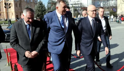 Banja Luka, 7.3.2025. - Srbijanski premijer u ostavci Milo? Vu?evi? u petak je u Banjoj Luci dao "apsolutnu potporu" ?elniku bosanskih Srba Miloradu Dodiku suo?enom s osu?uju?om presudom zbog neprovo?enja odluka visokog predstavnika, a sam Dodik je susret s Vu?evi?em iskoristio kako bi podr?ao sada?nju vlast u Srbiji. foto HINA/ TANJUG/ Vlada Republike Srbije/ Slobodan Miljevi?/ ua