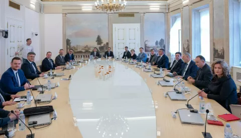 ZAGREB, 25. ožujka 2025. (Hina) - Premijer Andrej Plenković u utorak je poslodavcima, sindikatima i drugim partnerima predstavio osmi paket mjera pomoći građanima i gospodarstvu, koji će Vlada usvojiti na sjednici ovoga tjedna, izvijestila je Vlada na internetskim stranicama.