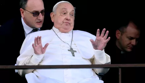 epa11982940 Pope Francis (C) greets and blesses the faithful from the balcony of the Gemelli hospital where has been hospitalized, in Rome, Italy, 23 March 2025. Pope Francis will be discharged on 23 March with a prescription for at least two months of convalescence after spending more than five weeks in the hospital for bilateral pneumonia. EPA/ETTORE FERRARI