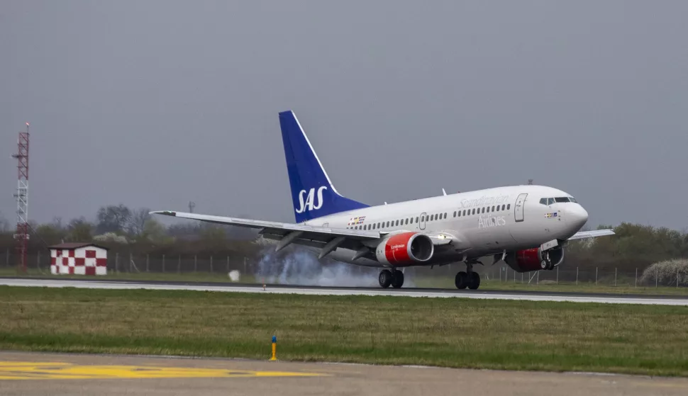 Zagreb, 25.03.2025 - Dolazak četvrte skupine ukrajinskih ranjenika u Republiku Hrvatsku. Zrakoplov su dočekati potpredsjednik Vlade i ministar hrvatskih branitelja Tomo Medved, tajnik Kabineta Ministarstva zdravstva Mario Alpeza i veleposlanik Ukrajine u RH Vasilj Kirilič. Na fotografiji posada aviona i djelatnici MEDEVAC-a. foto HINA/ Daniel KASAP/ dk