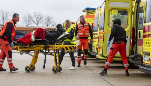 Zagreb, 25.03.2025 - Dolazak četvrte skupine ukrajinskih ranjenika u Republiku Hrvatsku. Zrakoplov su dočekati potpredsjednik Vlade i ministar hrvatskih branitelja Tomo Medved, tajnik Kabineta Ministarstva zdravstva Mario Alpeza i veleposlanik Ukrajine u RH Vasilj Kirilič. foto HINA/ Daniel KASAP/ dk