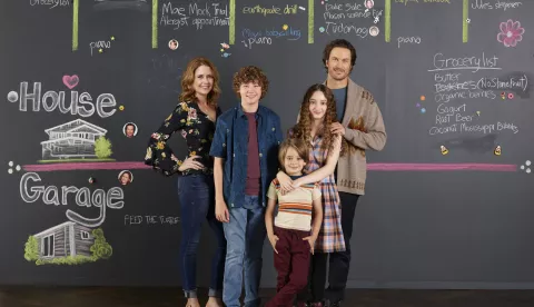SPLITTING UP TOGETHER - ABC's "Splitting Up Together" stars Jenna Fischer as Lena, Van Crosby as Mason, Sander Thomas as Milo, Olivia Keville as Mae, and Oliver Hudson as Martin. (ABC/Bob D'Amico)Razdvojeni zajedno