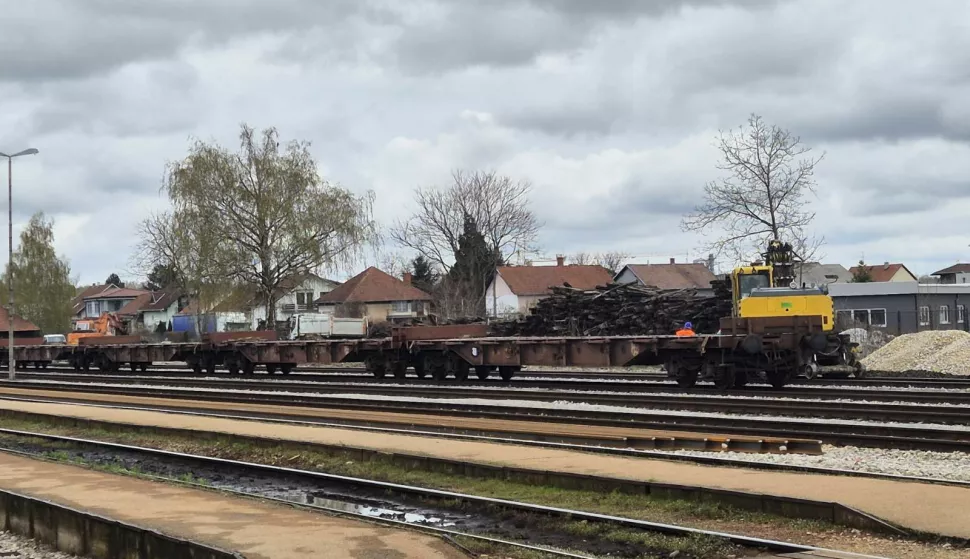 Varaždin, 24.03.2025. - Potpredsjednik Vlade i ministar mora, prometa i infrastrukture Oleg Butković u ponedjeljak je obišao radove na izmjeni kolosijeka na željezničkom kolodvoru Varaždin koji se obavljaju u sklopu velikog projekta obnove dionice željezničke pruge u ukupnoj duljini od 90 kilometara, vrijednosti 190 milijuna eura. foto HINA/ Siniša KALAJDŽIJA/ tm