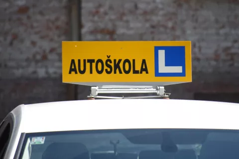 OSIJEK- 05.09.2019., Zrinjevac, autoskole, skole za polaganje vozačkog ispita, vozačka dozvola, dozvola za upravljanje automobilom.Foto: Andrea Ilakovac