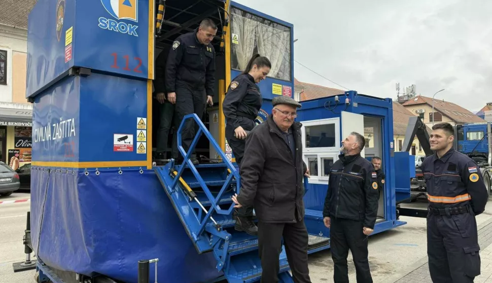 VINKOVCINa središnjem vinkovačkom trgu Ravnateljstvo civilne zaštite održalo je promotivnu akciju radi podizanja svijesti i smanjenja rizika od katastrofe. Učenici osnovnih i srednjih škola i ostali građani imali su priliku sudjelovati u simulaciji potresa u Petrinji, Zagrebu, ali i onog najjačeg zabilježenog, na japanskom otoku Hokkaido, magnitude 8,5 po Richteru, OŽUJAK 2025.