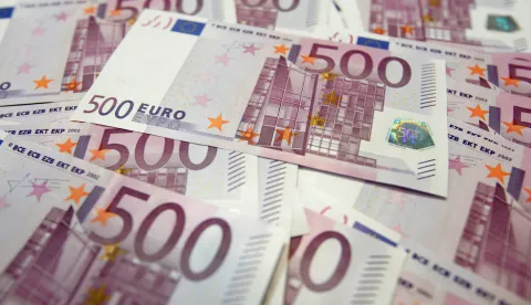 FILE PHOTO: Euro notes are pictured at a bank in this photo illustration taken in Seoul June 18, 2012. REUTERS/Lee Jae-Won/File Photo Photo: Lee Jae Won/REUTERS