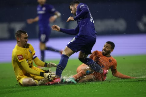 Zagreb, 26.2.2025.- Utakmica ?etvrtfinala Hrvatskog nogometnog kupa Dinamo - Osijek na stadionu Maksimir. Na slici Marko Malenica i Martin Baturina. foto HINA/ Damir SEN?AR/ ua