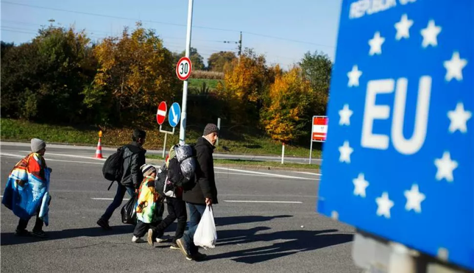 (FILE) SLOVENIA AUSTRIA MIGRATION ASYLUM RULINGepa06110403 (FILE) - Migrants walk towards the Slovenian-Austrian border between Sentilj and Spielfeld, in Sentilj, Slovenia 24 October 2015. Media reports on 26 July 2017 state that European Court of Justice (ECJ) has ruled that a law requiring refugees to seek asylum in the first country they reach applies even in exceptional circumstances. The case, brought by Austria and Slovenia, could affect the future of several hundred people who arrived during the migrant crisis of 2015-16. EPA/GYORGY VARGA HUNGARY OUT