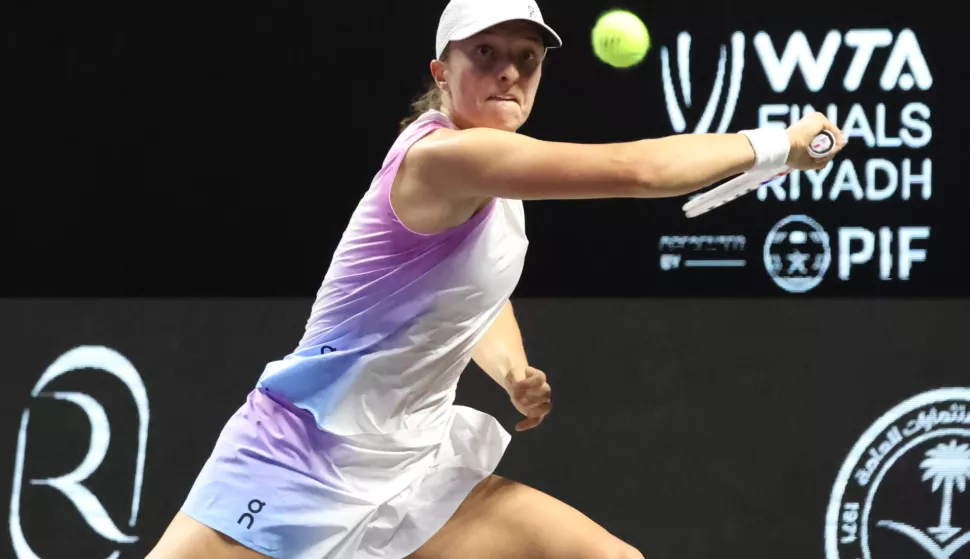 epa11703291 Iga Swiatek of Poland in action during her WTA Finals group stage match against Coco Gauff of USA in Riyadh, Saudi Arabia, 05 November 2024. EPA/MARCIN CHOLEWINSKI POLAND OUT