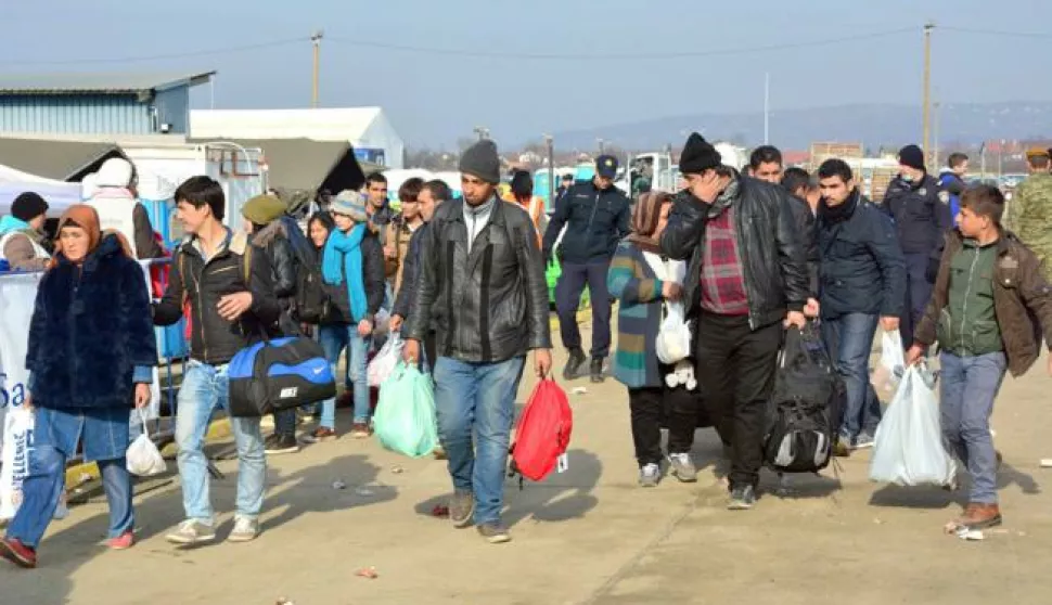 15.11.2015., Slavonski Brod - Migranti pristizu u zimski tranzitni centar u kojem su mjere sigurnosti na najvecoj razini. Photo: Ivica Galovic/ PIXSELL------2 stupca colornovosti