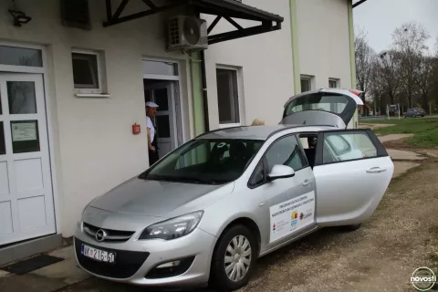 VINKOVCIZahvaljujući zalaganju vinkovačke udruge Hrvatska žena i Grada Vinkovaca, Caritasova Pučka kuhinja dobila je vozilo kojim će razvoziti, između ostalog, dnevne obroke hrane osobama u potrebi koje zbog starosti ili bolesti ne mogu doći na objed u Pučku kuhinju, koaj na vinkovačkom području djeluje već 10-ak godinaožujak 2025.