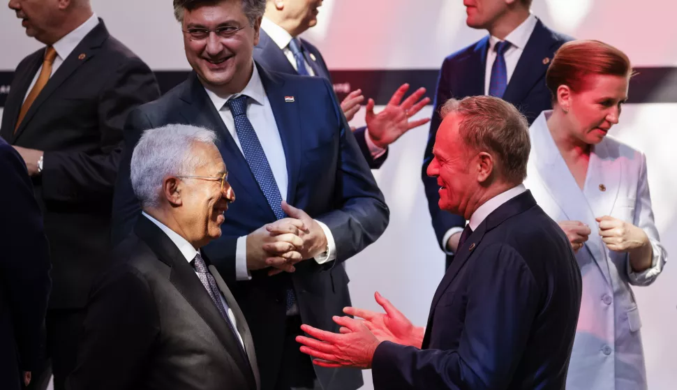 epa11991626 European Council President Antonio Costa (front, L) speaks with Poland's Prime Minister Donald Tusk (front, R) before posing for a family picture as part of the 'Coalition of the Willing summit at the Elysee Palace in Paris, France, 27 March 2025. The French president on 27 March hosts European leaders, including the Ukrainian president, for a summit aimed at boosting Ukrainian security ahead of any potential ceasefire with Russia. EPA/LUDOVIC MARIN/POOL MAXPPP OUT