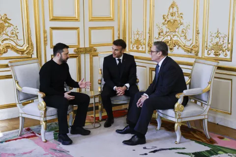 epa11991218 Ukraine's President Volodymyr Zelensky (L), France's President Emmanuel Macron (C), and Britain's Prime Minister Keir Starmer (R) speak during a trilateral meeting on the sidelines of a summit for 'Coalition of the Willing' at the Elysee Palace in Paris, France, 27 March 2025. The French president on 27 March hosts European leaders, including the Ukrainian president, for a summit aimed at boosting Ukrainian security ahead of any potential ceasefire with Russia. EPA/LUDOVIC MARIN/POOL MAXPPP OUT