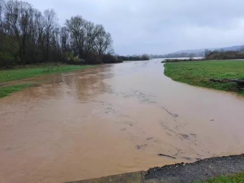 Napadavši u đakovačkom kraju od nedjelje do petka ujutro u količini od 55 litara od čega je samo u četvrtak i u noći na petak palo 38 litara, te su značajne oborine uzrokovale izlijevanje lateralnog kanala Dragotin, pa je poplavljena i obližnja županijska cesta Đakovo-Dragotin zbog čega je na tom dijelu promet obustavljen i preusmjerava se na obilazne pravce.