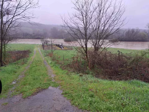 Napadavši u đakovačkom kraju od nedjelje do petka ujutro u količini od 55 litara od čega je samo u četvrtak i u noći na petak palo 38 litara, te su značajne oborine uzrokovale izlijevanje lateralnog kanala Dragotin, pa je poplavljena i obližnja županijska cesta Đakovo-Dragotin zbog čega je na tom dijelu promet obustavljen i preusmjerava se na obilazne pravce.
