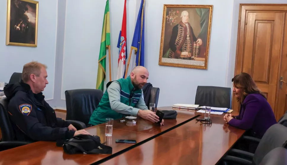 Zbog velike količine oborina koje su dovele do rasta vodostaja, vodeni val prolazi Požeštinom. Danas u 10 sati prema vodostaju od 284 centimetra u Požegi su na snazi redovite mjere obrane od poplava, dok su prema vodostaju od 466 centimetara u Frkljevcima na snazi izvanredne mjere. O stanju na području županije županicu Antoniju Jozić izvijestili su rukovoditelj Branjenog područja Dimitrije Stojković u ime Hrvatskih voda te voditelj Službe civilne zaštite Požega Slavko Marinac. Sve službe su na terenu i u pripravnosti te je situacija trenutačno pod kontrolom, navodi se na službenoj web-stranici Požeško-slavonske županije.