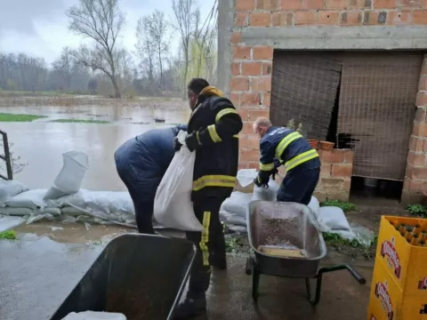 KondrićVoda u dvorištima dviju kuća, vatrogasci stavljaju vreće s pijeskom
