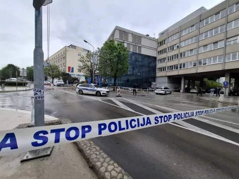 Split, 28.3.2025.- Mla?i mu?karac smrtno je stradao u unakrsnoj paljbi s policijom koja se dogodila oko podneva u Gunduli?evoj ulici u Splitu ispred Erste banke. Prema prvim neslu?benim informacijama mla?i mu?karac zapucao je na policajku koja je uzvratila paljbu nakon poku?aja plja?ke banke. Policija je ogradila ?ire mjesto zlo?ina, a promet Gunduli?evom ulicom, jednom od glavnim u sredi?tu Splita, blokiran je od 12.30 sati. foto HINA/ ?aklina JURI?/ ua