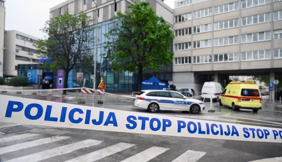 Split, 28.3.2025.- Mla?i mu?karac smrtno je stradao u unakrsnoj paljbi s policijom koja se dogodila oko podneva u Gunduli?evoj ulici u Splitu ispred Erste banke. Prema prvim neslu?benim informacijama mla?i mu?karac zapucao je na policajku koja je uzvratila paljbu nakon poku?aja plja?ke banke. Policija je ogradila ?ire mjesto zlo?ina, a promet Gunduli?evom ulicom, jednom od glavnim u sredi?tu Splita, blokiran je od 12.30 sati. foto HINA/ Mario STRMOTI?/ ua