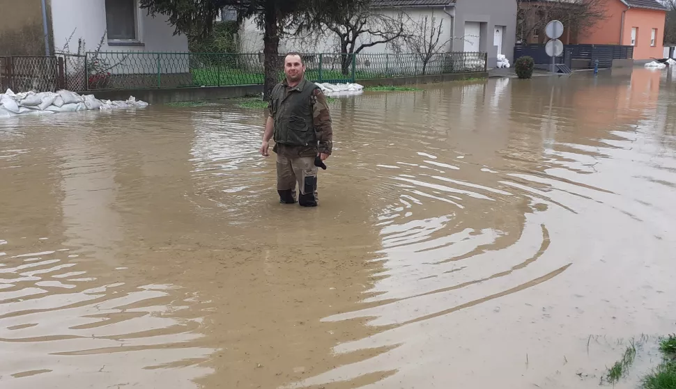 Sušine - voda do koljena u Ulici Gorana Potnešila u Sušinama28. 3. 2025.poplava