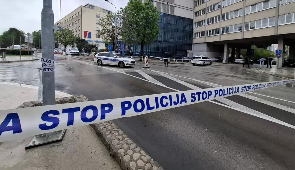 Split, 28.3.2025.- Mla?i mu?karac smrtno je stradao u unakrsnoj paljbi s policijom koja se dogodila oko podneva u Gunduli?evoj ulici u Splitu ispred Erste banke. Prema prvim neslu?benim informacijama mla?i mu?karac zapucao je na policajku koja je uzvratila paljbu nakon poku?aja plja?ke banke. Policija je ogradila ?ire mjesto zlo?ina, a promet Gunduli?evom ulicom, jednom od glavnim u sredi?tu Splita, blokiran je od 12.30 sati. foto HINA/ ?aklina JURI?/ ua