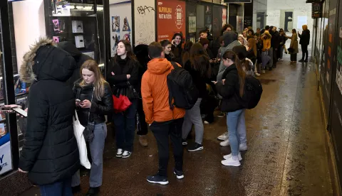 28.03.2025., Zagreb - Tisak media danas u podne pocela prodaja ulaznica za koncert Marka Prekovica Thompsona na hipodorumu. Zbog velike potraznje pao sustav i ljudi cekaju na kisi ispred ducana. Photo: Marko Lukunic/PIXSELL