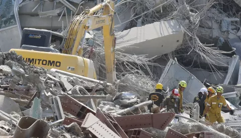 epa11994013 Rescue workers search for survivors of a building collapse after an earthquake in Bangkok, Thailand, 28 March 2025. A 7.7-magnitude earthquake struck Myanmar, according to the United States Geological Survey (USGS), with tremors felt in neighboring Thailand. EPA/NARONG SANGNAK