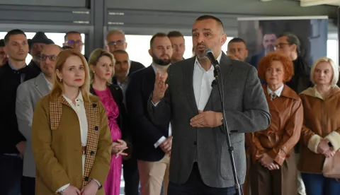 Damir Juzbašić sa suprugom i timomfoto: Marija Lešić Omerović