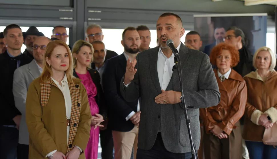 Damir Juzbašić sa suprugom i timomfoto: Marija Lešić Omerović