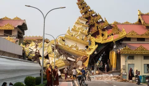 epaselect epa11996296 People look at the collapsed Maha Myat Muni Pagoda following an earthquake in Mandalay, Myanmar, 28 March 2025 (issued 29 March 2025). Myanmar has declared a state of emergency and appealed for international aid after a 7.7-magnitude earthquake struck the country, killing more than 140 people, according to state media. EPA/STRINGER